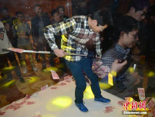 上海一企業(yè)年會 員工限時撈百元大鈔 上海一企業(yè)年會 員工限時撈百元大鈔