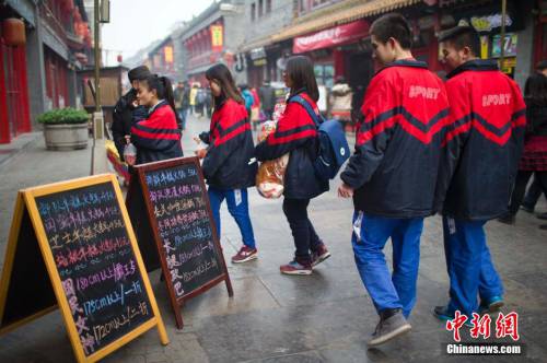 山西太原一餐廳憑身高打折招攬生意 山西太原一餐廳憑身高打折招攬生意