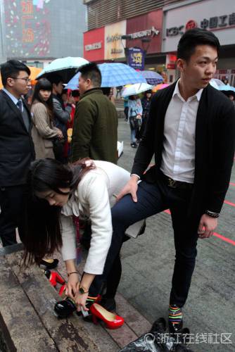 猛男穿高跟鞋賽跑 千姿百態(tài) 猛男穿高跟鞋賽跑 千姿百態(tài)