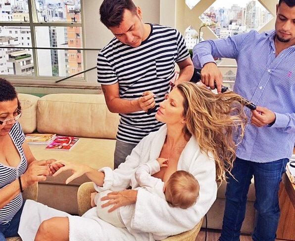 性感女星為孩子“袒胸露乳” 性感女星為孩子“袒胸露乳”