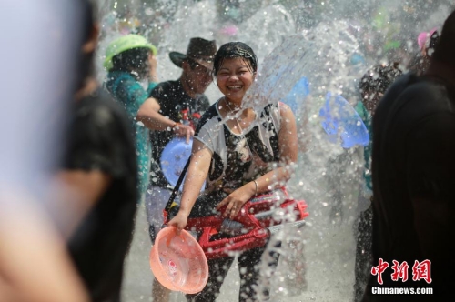 西雙版納萬(wàn)人歡度潑水節(jié) 西雙版納萬(wàn)人歡度潑水節(jié)