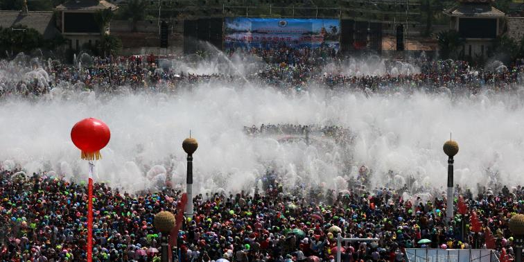 西雙版納萬(wàn)人歡度潑水節(jié) 西雙版納萬(wàn)人歡度潑水節(jié)