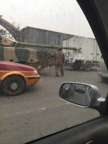 坦克追尾汽車瞬間 坦克追尾汽車瞬間