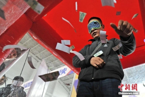 沈陽(yáng)房交會(huì)上演蒙眼撈錢促銷 沈陽(yáng)房交會(huì)上演蒙眼撈錢促銷