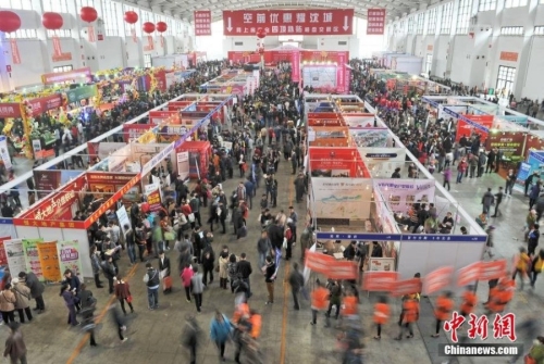 沈陽(yáng)房交會(huì)上演蒙眼撈錢促銷 沈陽(yáng)房交會(huì)上演蒙眼撈錢促銷