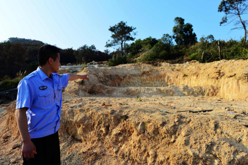 福建“墳山”最大墓地造價(jià)200多萬