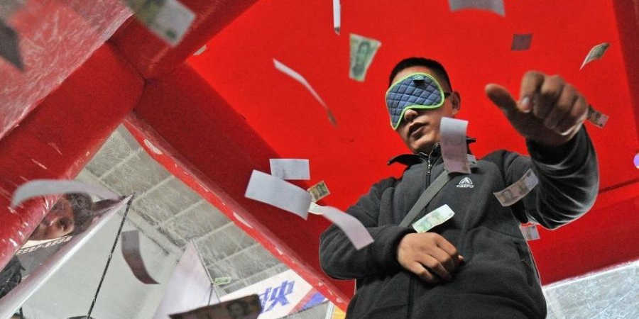 沈陽(yáng)房交會(huì)上演蒙眼撈錢促銷 沈陽(yáng)房交會(huì)上演蒙眼撈錢促銷