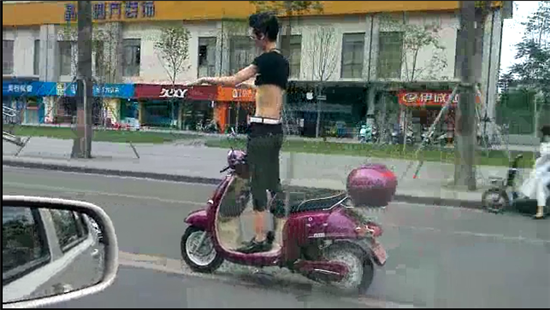 奇葩男子電動(dòng)車上秀雜技 戴墨鏡大撒把 奇葩男子電動(dòng)車上秀雜技 戴墨鏡大撒把