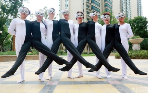 河南大媽自編“錯覺廣場舞” 河南大媽自編“錯覺廣場舞”