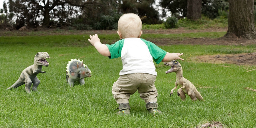 萌娃模仿“訓練恐龍”一幕 萌娃模仿“訓練恐龍”一幕