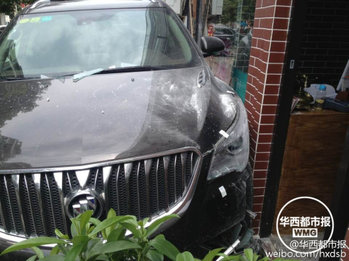 油門當剎車 越野車差點沖進理發(fā)店 油門當剎車 越野車差點沖進理發(fā)店