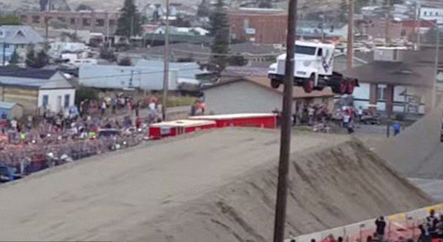 男子駕卡車飛越51米鴻溝刷新世界紀(jì)錄 男子駕卡車飛越51米鴻溝刷新世界紀(jì)錄