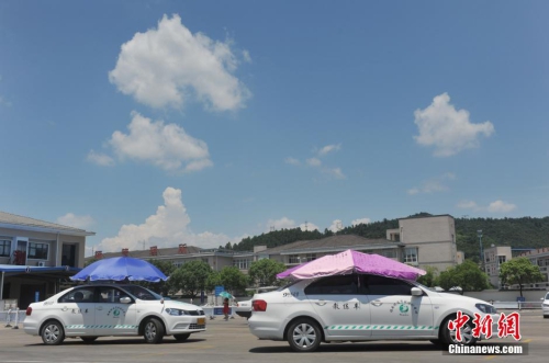 杭州一駕?，F(xiàn)遮陽新招 教練車車頂撐傘