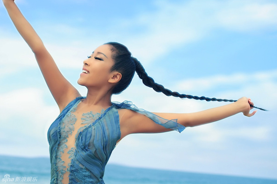 吉克雋逸沙灘深V寫真