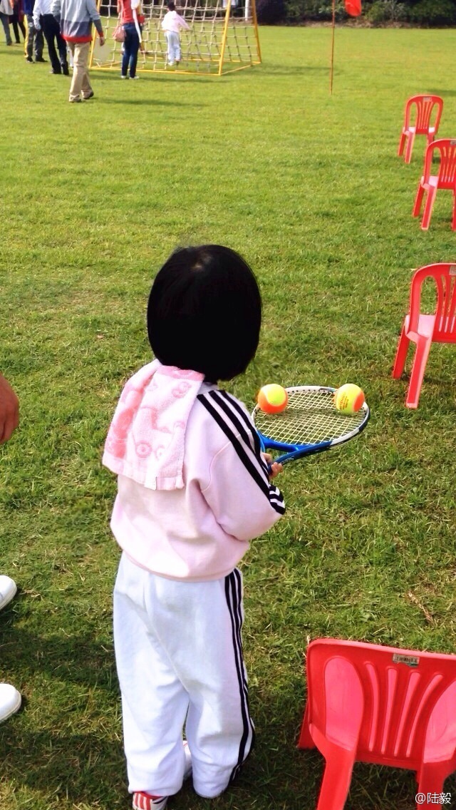 陸毅攜女參加親子運(yùn)動會同做游戲