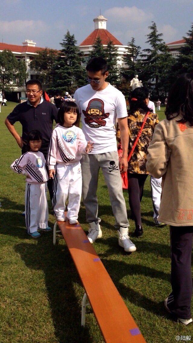 陸毅攜女參加親子運(yùn)動會同做游戲