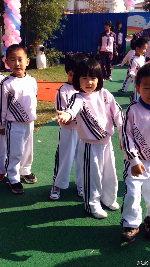 陸毅攜女參加親子運(yùn)動會同做游戲