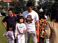 陸毅攜女參加親子運(yùn)動會同做游戲