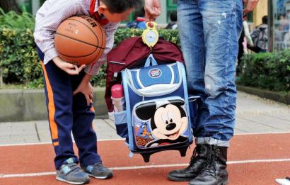 10月28日，記者對(duì)成都市某小學(xué)學(xué)生的書包進(jìn)行稱重，該學(xué)生書包的重量為7.8公斤