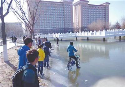 南方的孩子不理解北方的寒冷，這冰厚得，嚇尿了！ @顏遠鋒