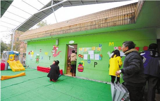 因?yàn)榕卵b修后的氣味影響孩子的健康，包括小葉在內(nèi)，很多家長(zhǎng)找到園方，要求換教室.