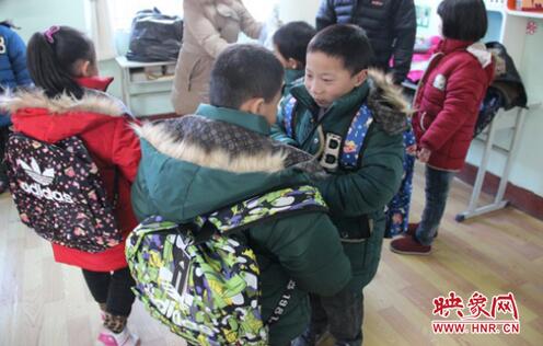 看，咱們的衣服一樣