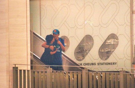 林憶蓮與小男友逛街吃飯，當(dāng)街摟抱親熱熱情如火。