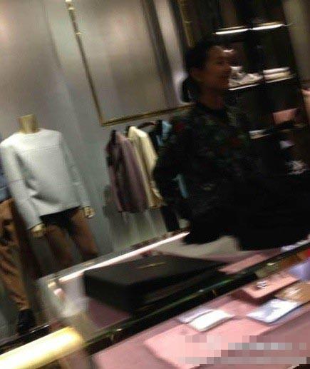 曝潘粵明董潔已復(fù)合搬回昔日愛(ài)巢共度中秋 曝潘粵明董潔已復(fù)合搬回昔日愛(ài)巢共度中秋