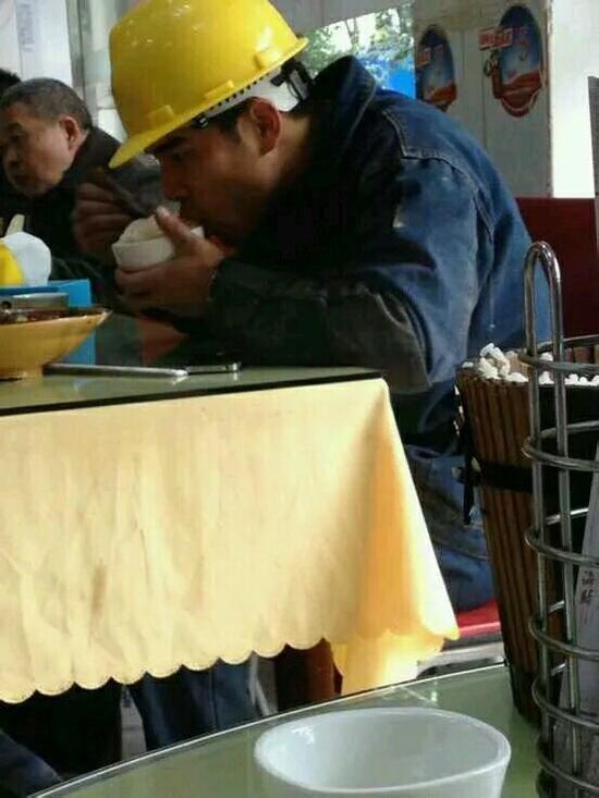 網(wǎng)友調(diào)侃：周周，慢點(diǎn)吃