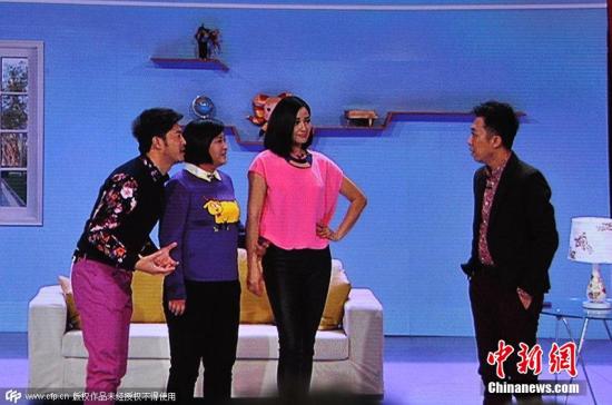 2015年2月18日晚8時(shí)，2015央視羊年春晚準(zhǔn)時(shí)開播，各路明星大腕齊聚一臺(tái)向觀眾展示了一場奢華的