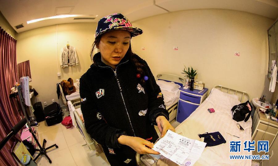 赴韓整形失敗者陳怡麗向記者展示醫(yī)療事故鑒定（4月8日攝）。