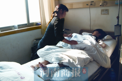 14歲的小美躺在病床上，左腿摔傷的部位還纏著繃帶