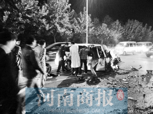 慘劇現場，眾人紛紛上前施救，有人拉住變形的車門，為傷者爭取救援時間