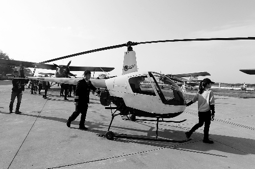 選拔賽現(xiàn)場，選手們正入場表演 記者 鄧萬里/攝