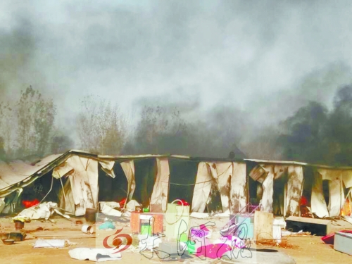 火勢蔓延前村民從屋內(nèi)搬出的冰箱、桌子等物品