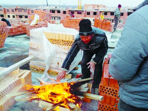 在俄羅斯工地打工時，因為天太冷，工人不得不在工地生火取暖。（圖由方先生提供）