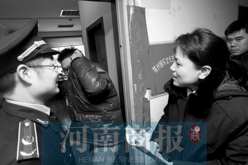 城管巡回法庭法官,到因違反城市管理的受罰當(dāng)事單位送傳票 城管巡回法庭法官,到因違反城市管理的受罰當(dāng)事單位送傳票