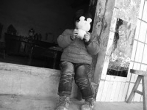 對自己的怪病，依依懵然無知。