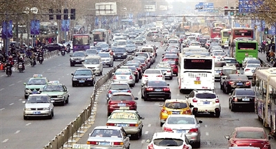 昨天下午，擁擠的花園路。 鄭州晚報記者 馬健 圖