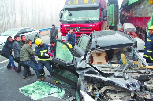 現(xiàn)場(chǎng)慘不忍睹，眾人合力施救。