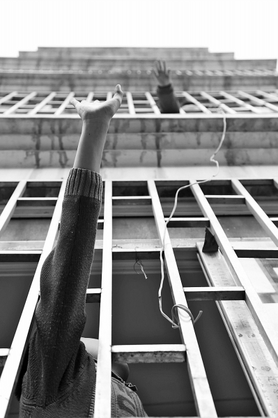 聽到聲音小哥倆就在窗戶邊集合，不聚不散。