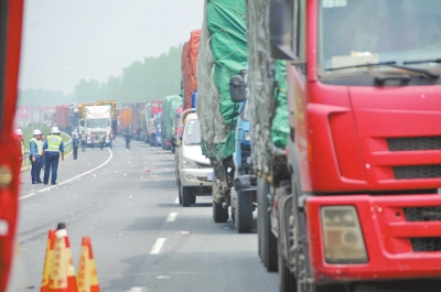 大霧致寧洛高速周口段多輛車(chē)被撞 擁堵3公里