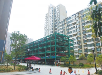 商城路與英協(xié)路交叉口附近的濱河綠苑小區(qū)內(nèi)，剛剛建好一個(gè)立體停車場(chǎng)。