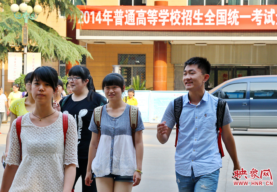 最后一門考試結(jié)束后，考生們一臉輕松的走出考場(chǎng)