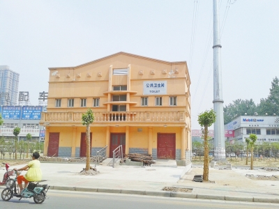 北三環(huán)與花園路交叉口附近大門緊閉的公廁 北三環(huán)與花園路交叉口附近大門緊閉的公廁