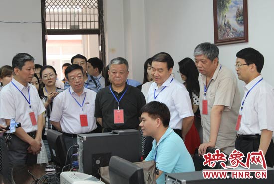 在評卷質(zhì)檢組,工作人員介紹說,今年有四級質(zhì)檢(即小組質(zhì)檢、題組質(zhì)檢、學(xué)科質(zhì)檢、省質(zhì)檢),確保嚴(yán)把質(zhì)量