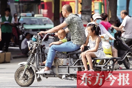 這樣帶著孩子，一個(gè)剎車，孩子就有可能摔下車