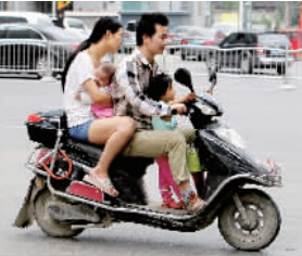 帶著孩子騎電動(dòng)車，安全一定要放在第一位。