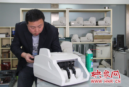 陸涌每天的工作就是和機(jī)器“談心”、發(fā)現(xiàn)故障、修好它們。