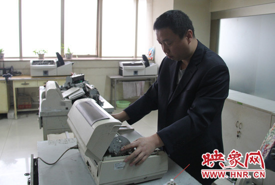 “不行，我再試一下，我一定要修好它?！庇龅诫y題，東北人身上的那股執(zhí)拗勁讓他又堅(jiān)持了下來(lái)